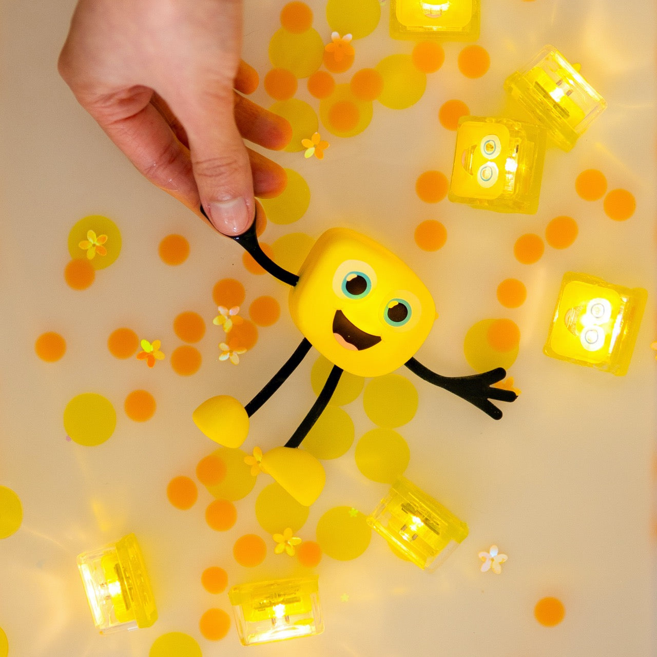 Glo Pals - Light Up Cubes Bath Toys - Alex - Yellow - 4pcs